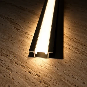 Melegen ragyogó LED-profil kőfelületen