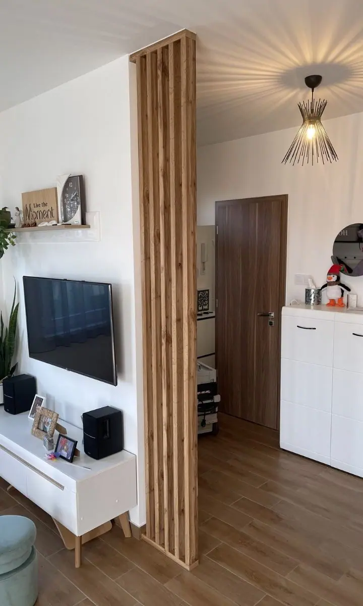 Meleg tónusú DECO Premium lamella falburkolat enteriőrben