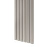 slim-lamellak-szurke-filc-panelen-homok-szin